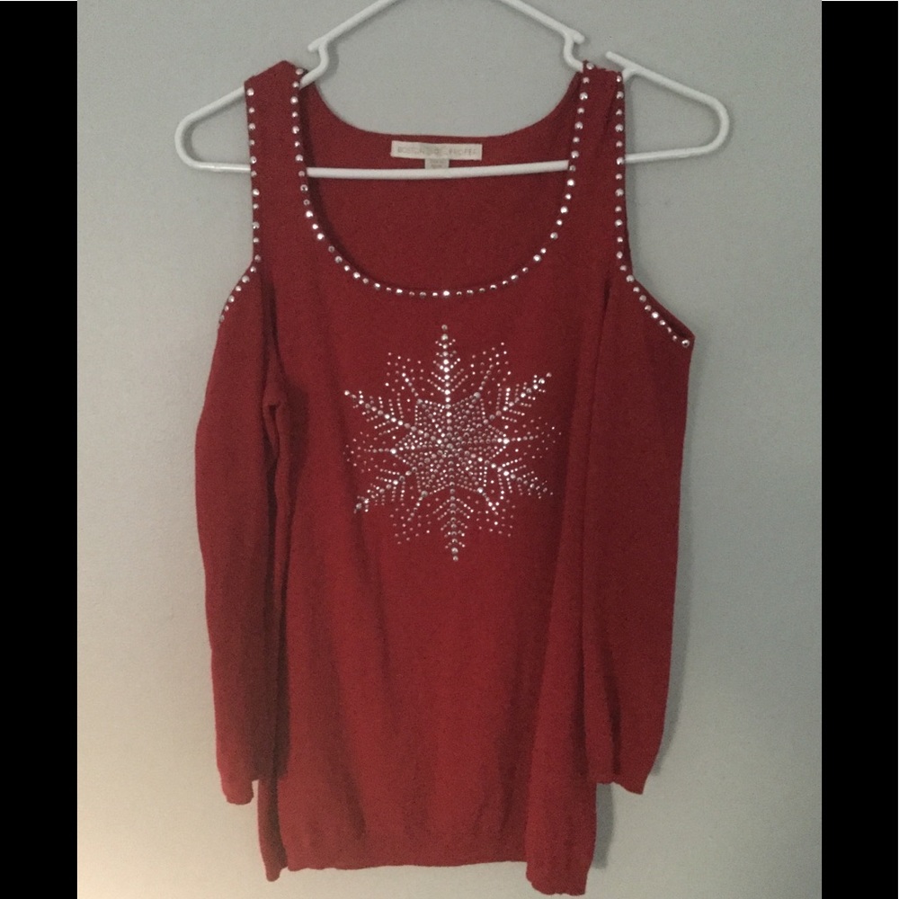 Women’s sweater with open shoulders